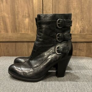 Born Vivi Black Leather Three Buckled moto Ankle Boots Size 7.5 Almond Toe